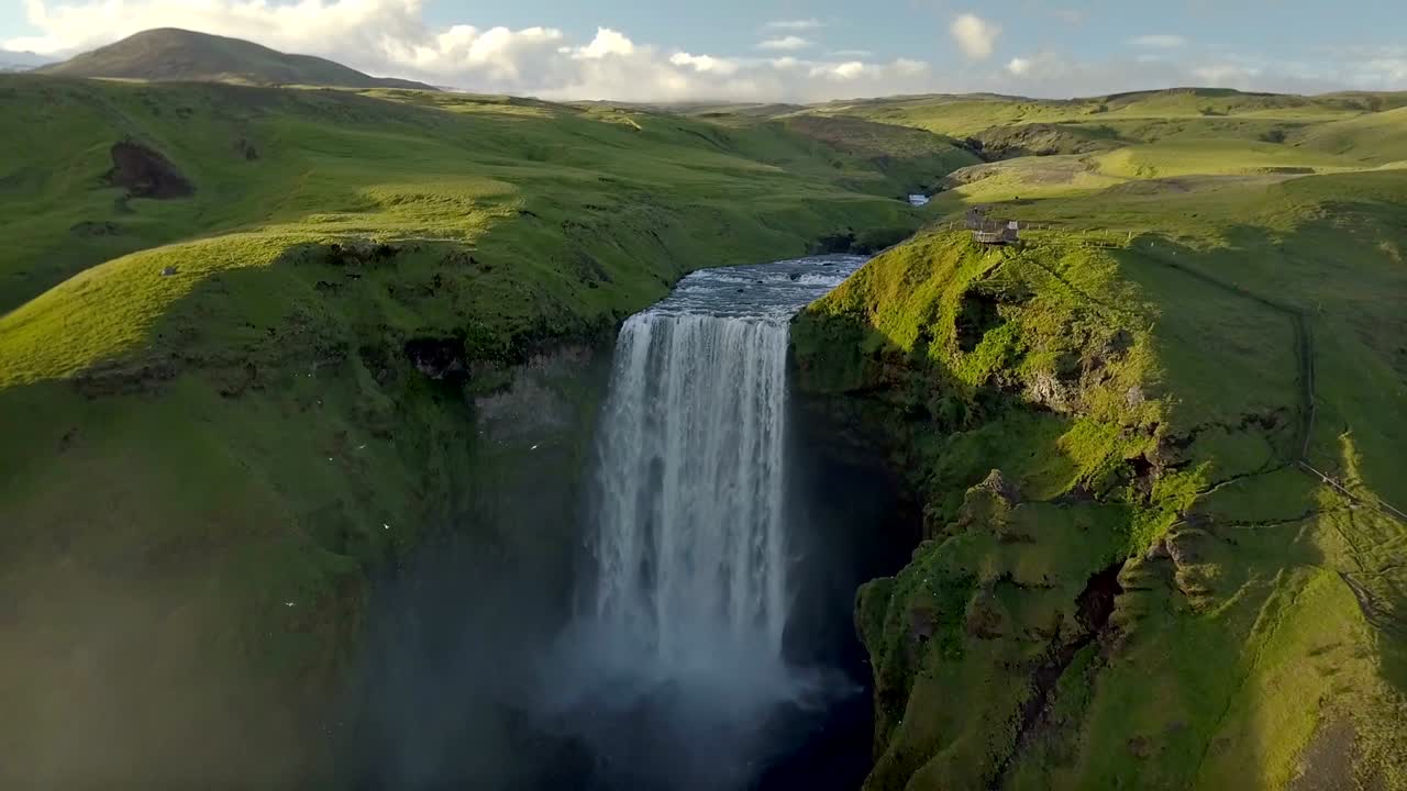 vista aérea de la cascada de skogafos en la noche soleada de islandia