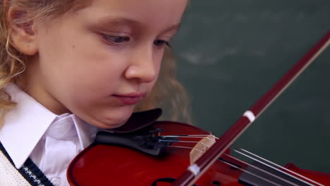 Niedlicher-Schüler,-Der-Geige-Spielt