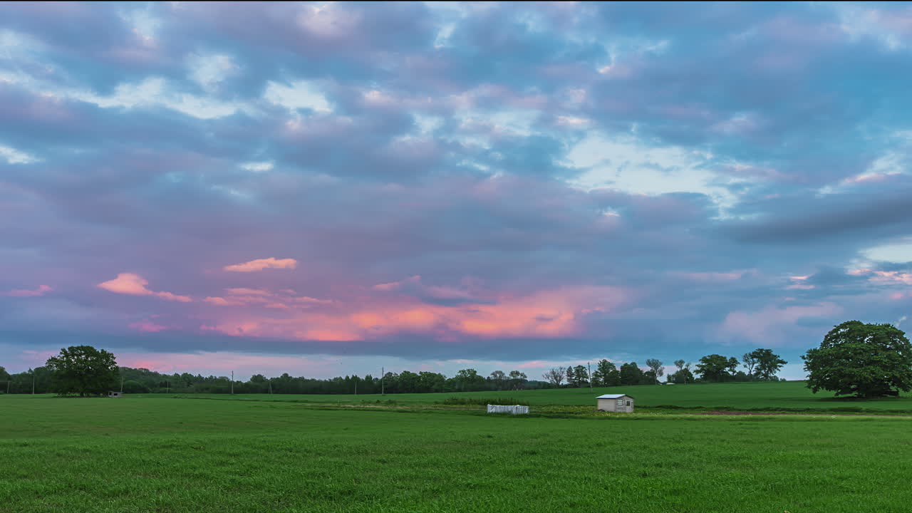 패닝 타임랩스 설정 필드 및 움직이는 구름