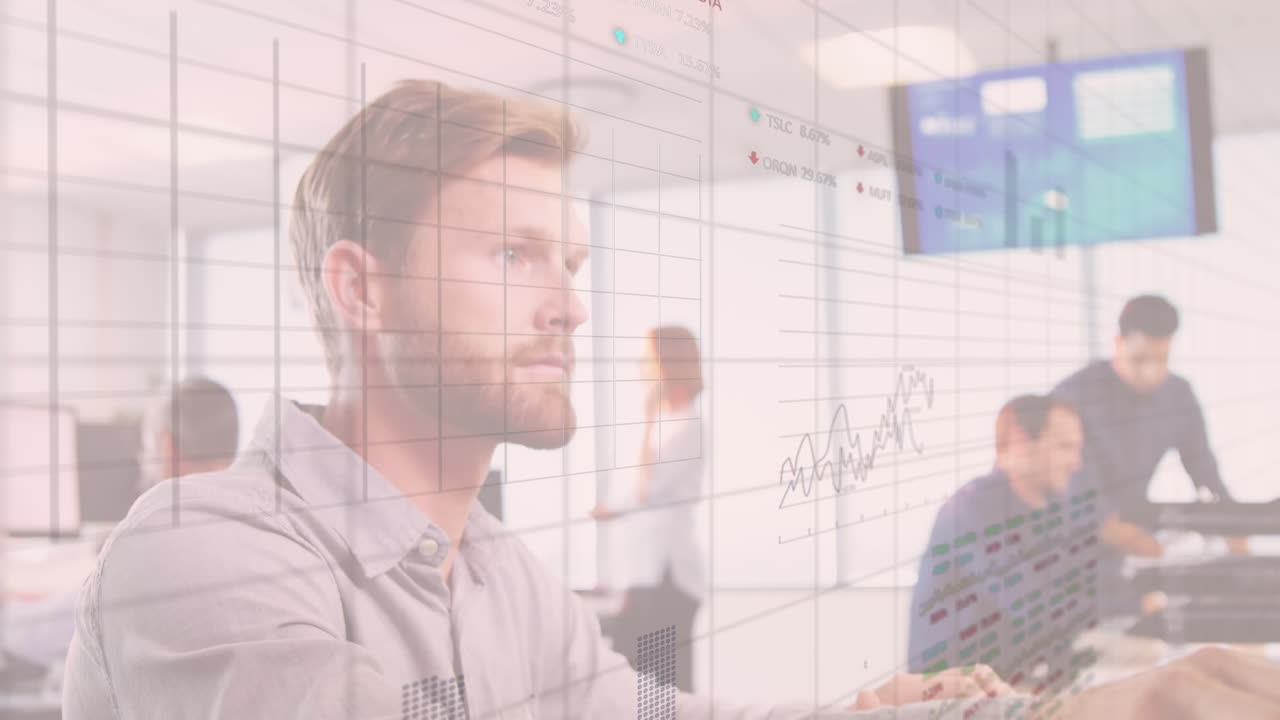 animación del procesamiento de datos financieros sobre diversas personas de negocios en la oficina