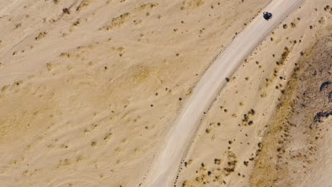 vista anterior de motocicletas tomando una curva en el desierto, estados unidos