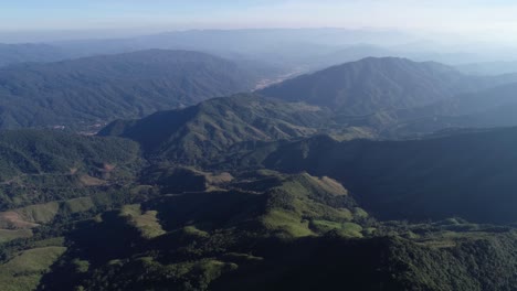 Antenne-Hoch-über-Asiatischen-Bergketten-An-Einem-Nebligen-Morgen