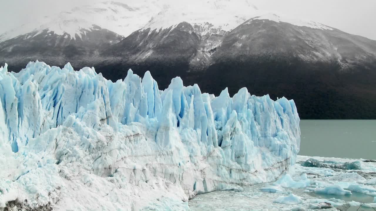 una toma amplia de un glaciar masivo 5