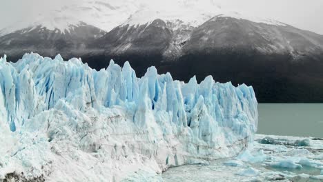 una toma amplia de un glaciar masivo 5