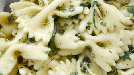 Leckere-Farfalle-Nudeln-Mit-Pesto-Und-Knoblauchgericht