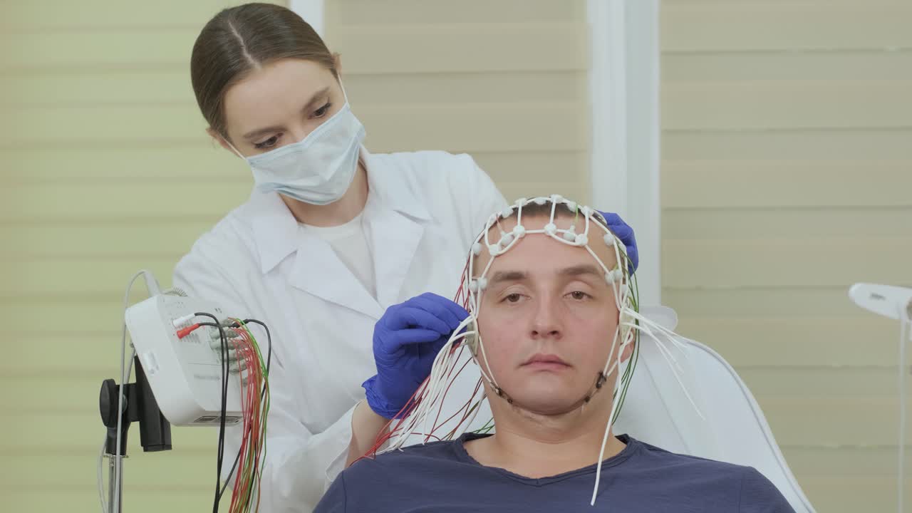 의료 센터에서 뇌 촬영을 사용하여 환자의 뇌 검사를 수행합니다.