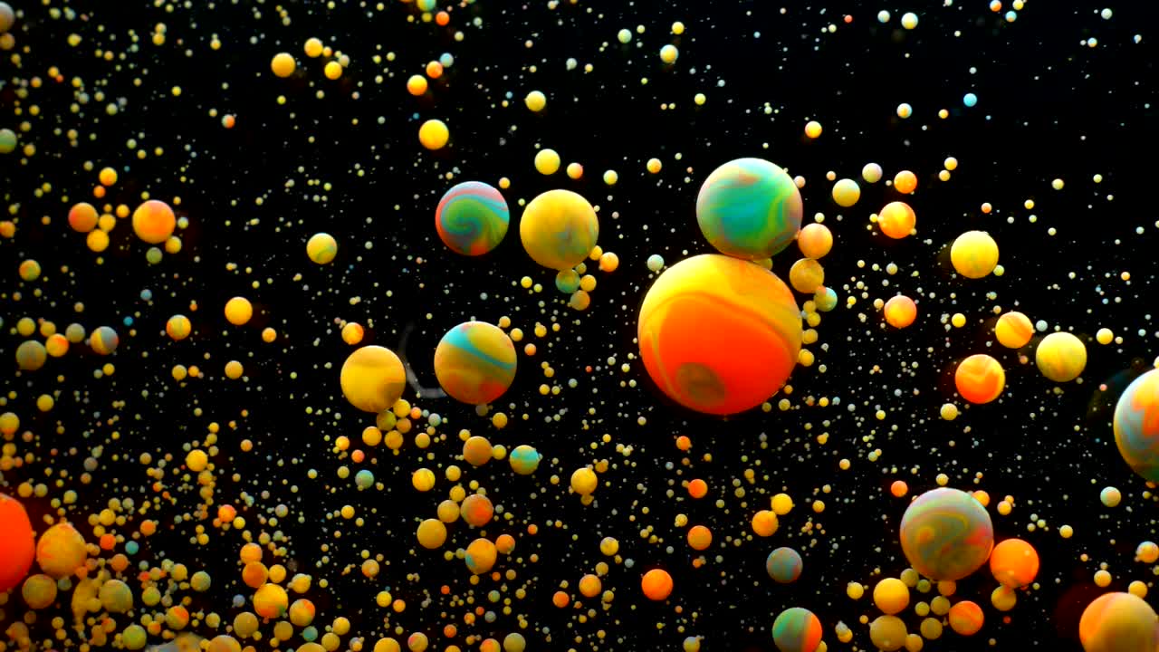 느린 움직임 밝은 색상 거품 오일 아름다운 페인트 우주 색 움직이는 다채로운 근접. 아크릴 페인트. 환상적인 최면 표면. 추상적인 다채로운 페인트 변형 구조 거품.