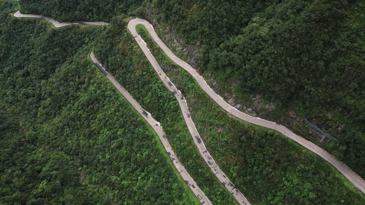 una vista aérea de un camino peligroso en las montañas - serra do rio do rastro, santa catarina - brasil