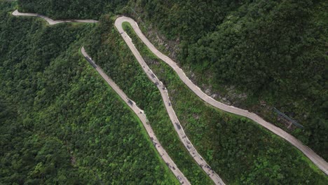 Vista-Aérea-Mirando-Hacia-Un-Camino-Peligroso-En-Las-Montañas---Serra-Do-Rio-Do-Rastro,-Santa-Catarina---Brasil