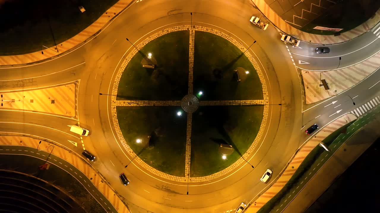 vista aérea de una rotonda en la noche en salamanca, españa