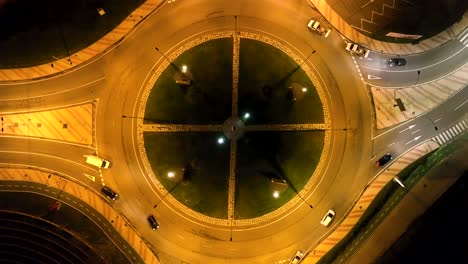 Vista-Aérea-De-Una-Rotonda-En-La-Noche-En-Salamanca,-España