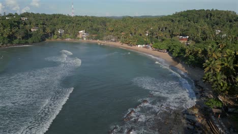 fotografía aérea de la playa de arena de hiriketiya y la bahía en el sur de sri lanka en un día soleado