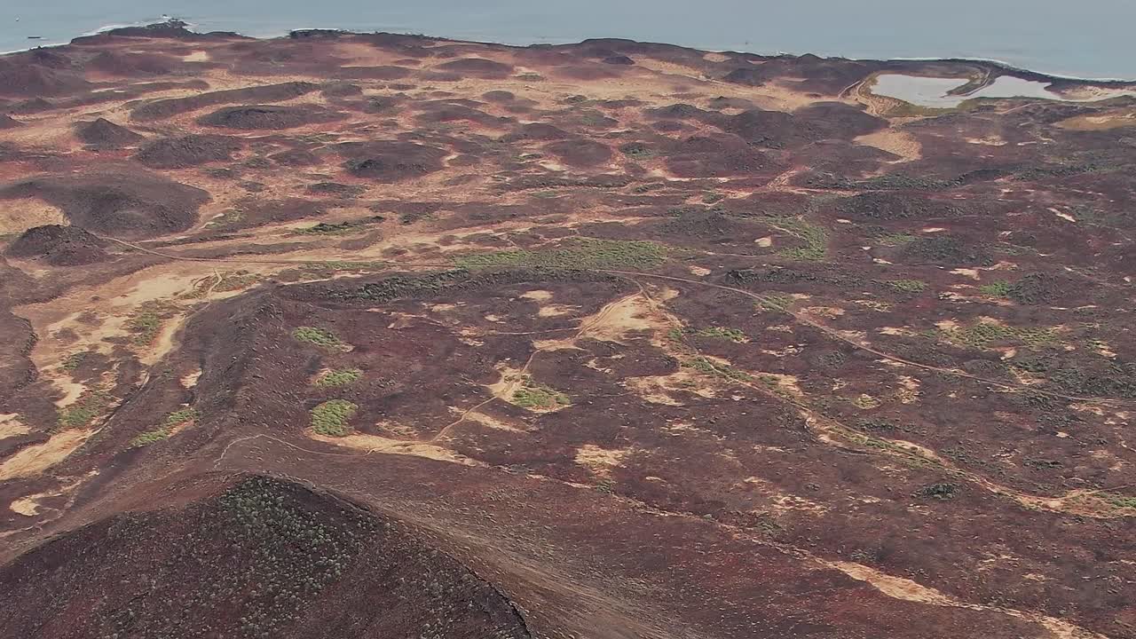 Vista de terreno acidentado de uma altura nas Ilhas Canárias, Espanha.