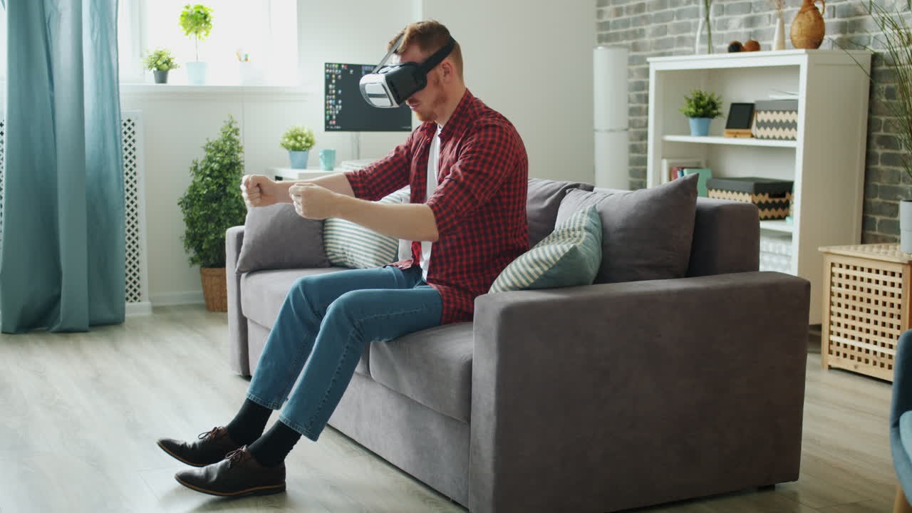 소파에서 vr 헤드을 사용하는 남자