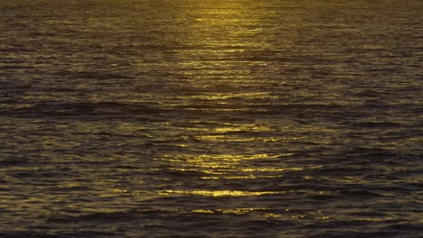 la mer et le beau reflet du soleil dans la mer