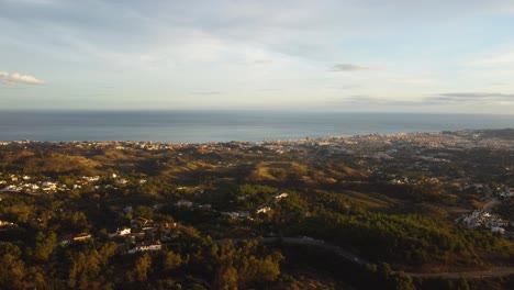costa oceánica y edificios blancos de españa, vista aérea de drones