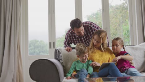 Familie-Nutzt-Digitales-Tablet-Auf-Dem-Sofa-In-Einem-Komfortablen-Zuhause-4k