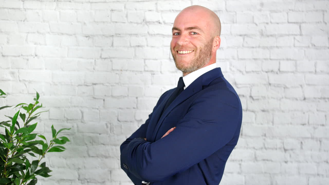 retrato de un hombre de negocios feliz y confiado que se vuelve hacia la cámara