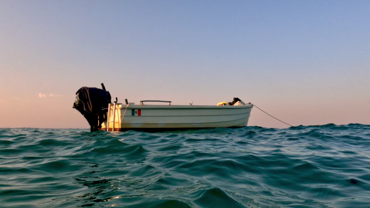 lancha amarrada vacía flotando en la superficie del agua de mar sin gente a bordo