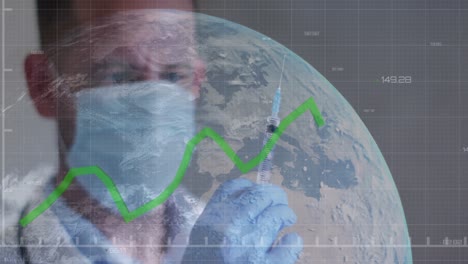 Procesamiento-De-Datos-Estadísticos-Contra-Un-Médico-Varón-Sosteniendo-Una-Jeringa-Contra-El-Globo