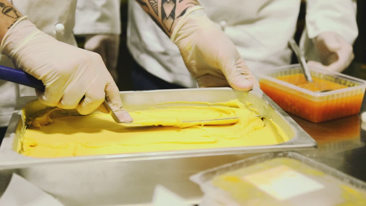 Membuat es krim gelato di atas nampan dengan sebagian teknik dasar pembuatannya