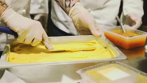 cocinar helado de gelato en una bandeja con una parte de técnicas básicas de elaboración