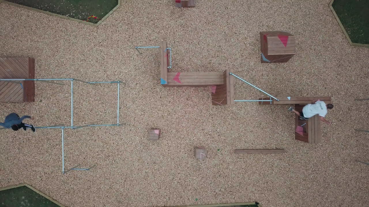 사람들이 점프하는 파쿠르 그라운드 위로 올라가는 4k 드론 영상