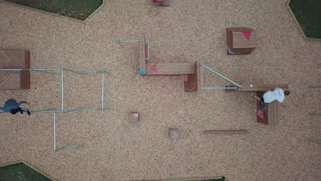 imágenes de drones de 4k que ascienden sobre el suelo de parkour con chicos saltando