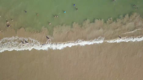 fotografía aérea de las olas y la playa de la ciudad brasileña de guarapari