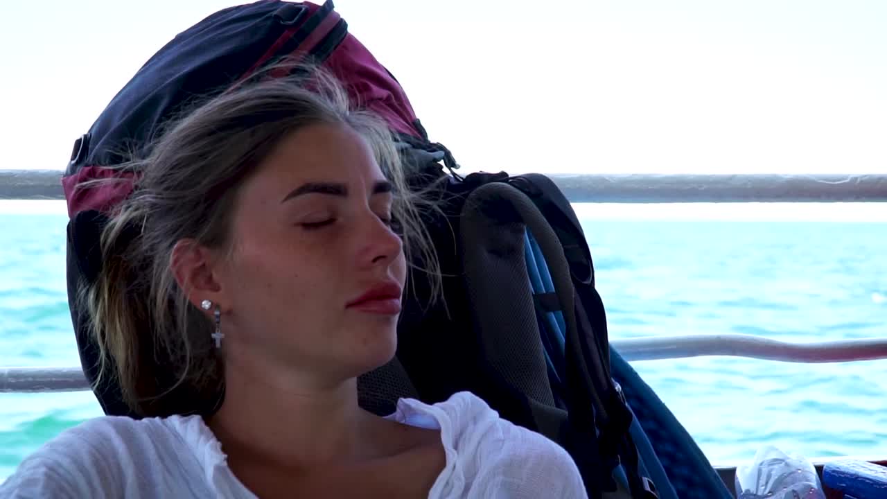 소녀는 양을 타고 여행을 즐긴다