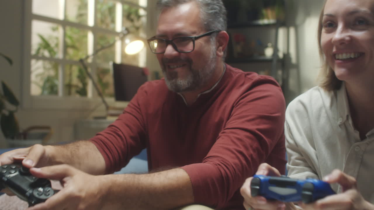 pareja jugando videojuegos en casa