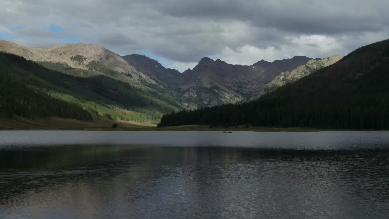 파이니 레이크 랜치 (piney lake ranch) 사람, 카누, 카누 타기, 베일 비버 크리크, 에본, 콜로라도, 고어 레인지, 산 경관, 늦은 여름 오후, 비 구름, 놀라운 평화, 진정, 앞으로의 움직임.