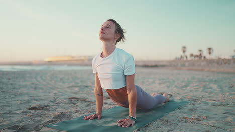 Kaukasisches-Mädchen,-Das-Draußen-Yoga-Macht.