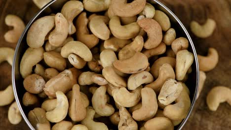 nueces de caju en una placa giratoria (con bucle sin costuras)