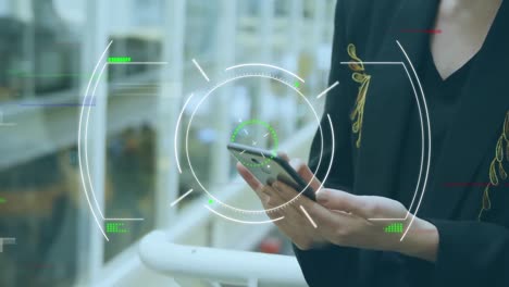 animación del procesamiento de datos sobre una mujer de negocios caucásica que usa un teléfono inteligente