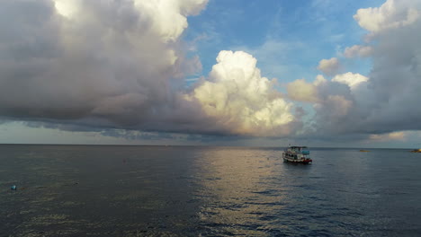 las grandes nubes adornan el cielo azul