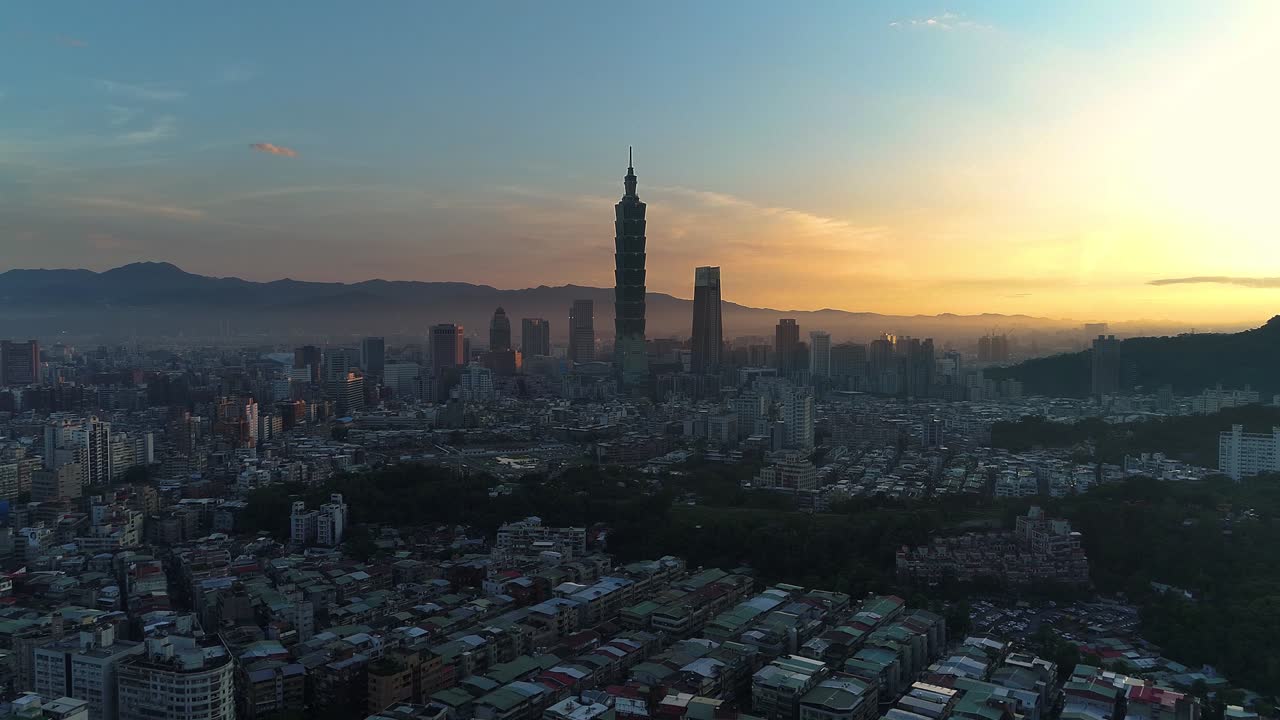 antena épica sobre el horizonte de la ciudad de tapei con la silueta de la torre 101 durante la hora azul épica y el amanecer dorado