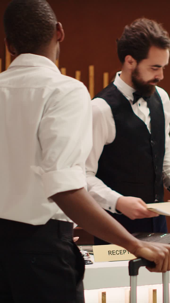 Ricezione dell'albergo con il personale e gli ospiti