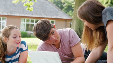 Teenager-Studenten-Sitzen-Draußen-Und-Arbeiten-An-Einem-Projekt