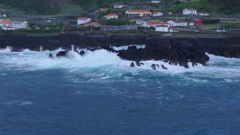 Raue-See-In-Der-Stadt-Fajã-Grande-Auf-Der-Insel-Flores-An-Bewölkten-Tagen,-Luftaufnahmen