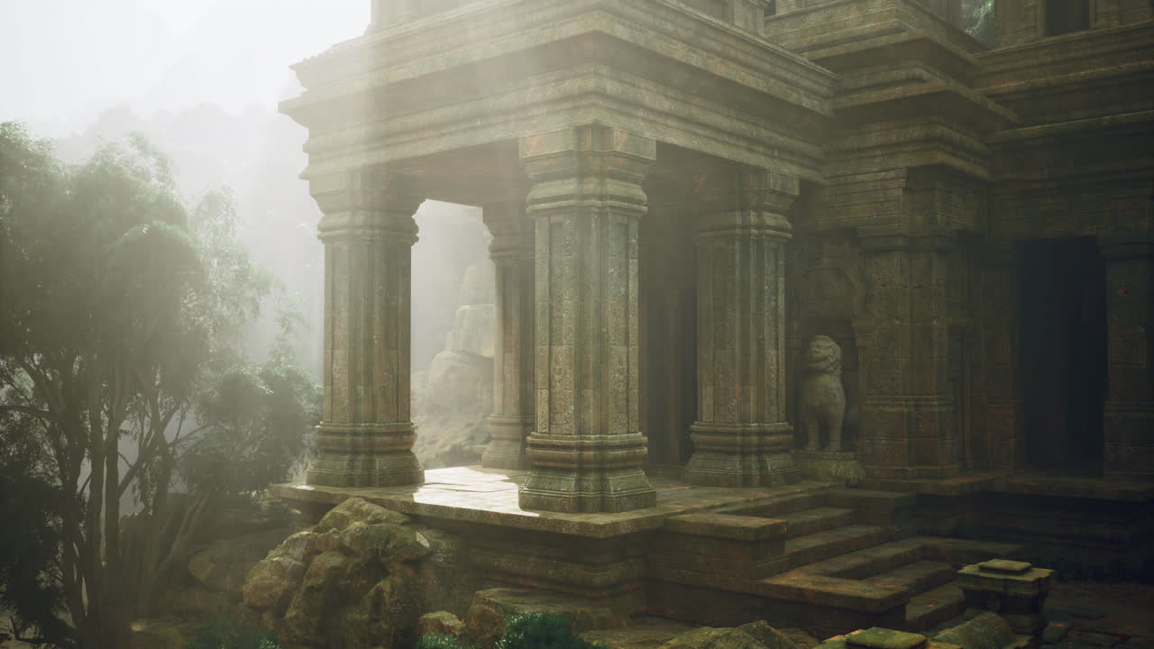 Rovine di un antico tempio in una foresta nebbiosa con la luce del sole che filtra tra gli alberi