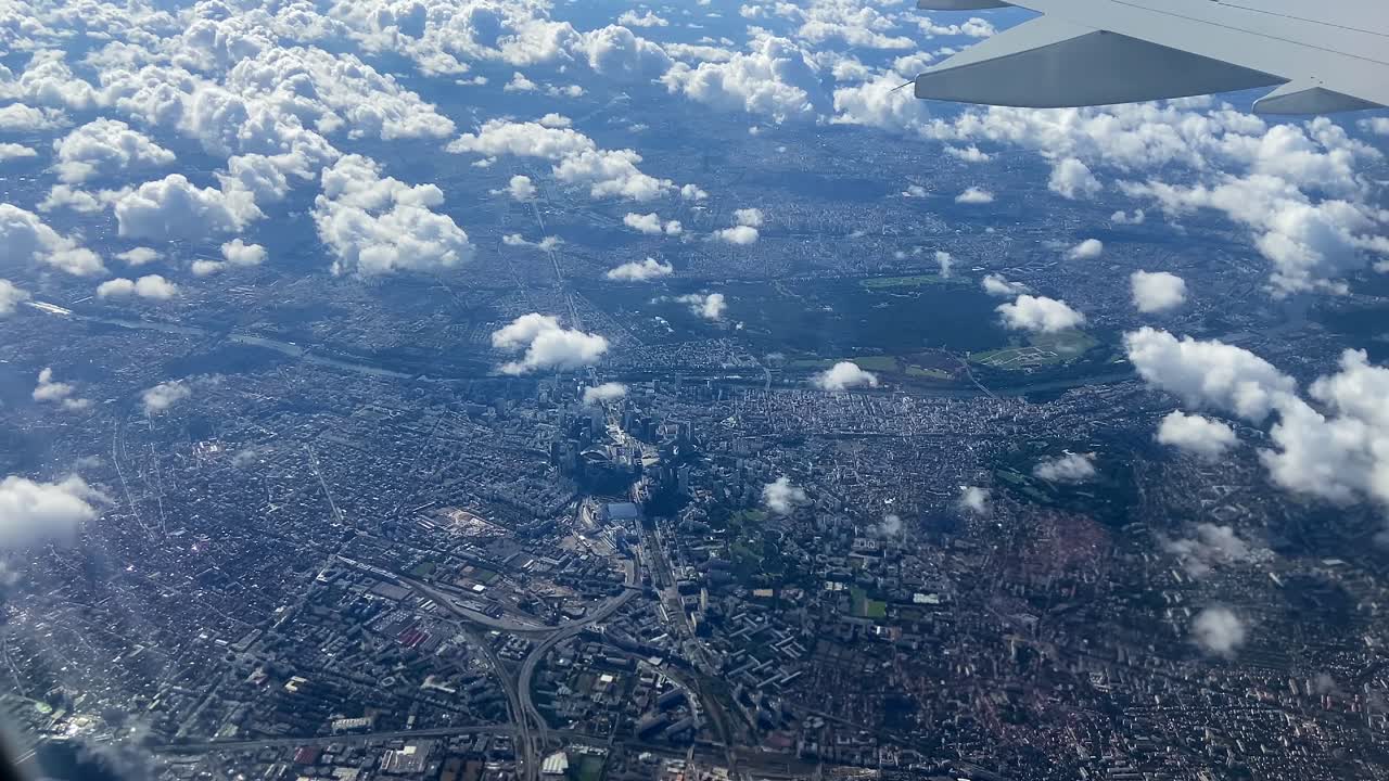 moderno centro de la ciudad de parís visto desde la ventana de un avión por encima de las nubes