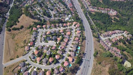 toma aérea de casas y carreteras en los suburbios del condado de san mateo, sf bay area california, estados unidos, cámara avanza