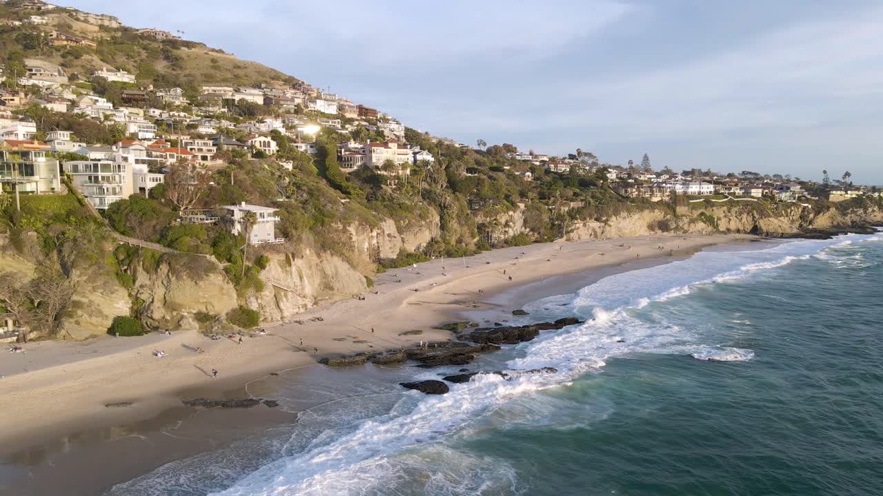 천 단계 해변 라구나, 캘리포니아에서 부서지는 공중 샷 파도