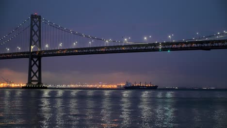 Puente-De-La-Bahía-De-San-Francisco-Y-Buque-De-Carga-Después-Del-Atardecer