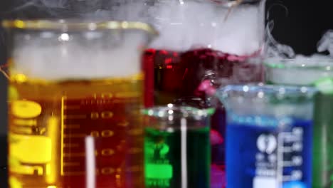 vasos con líquidos de colores y humo que se evapora