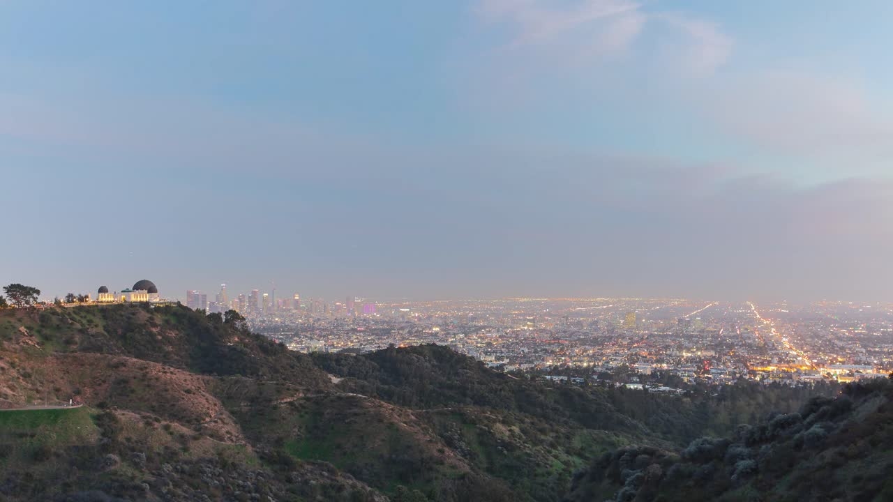 el lapso de tiempo del atardecer sobre la en griffith park