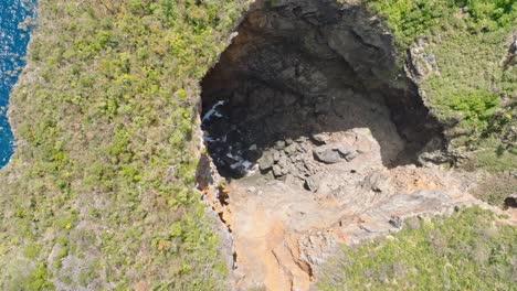 cueva en el parque nacional drone aéreo subiendo, formación rocosa natural por el mar