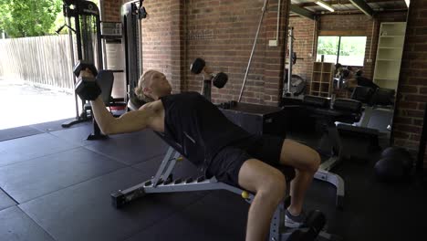 Hombre-Tatuado-En-El-Gimnasio-En-Casa-Inclinado-Mosca-De-Pecho-Con-Mancuernas