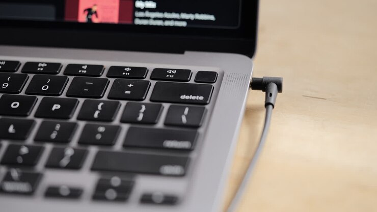 Inserimento di un jack per cuffie o altoparlanti in un computer portatile - isolato.